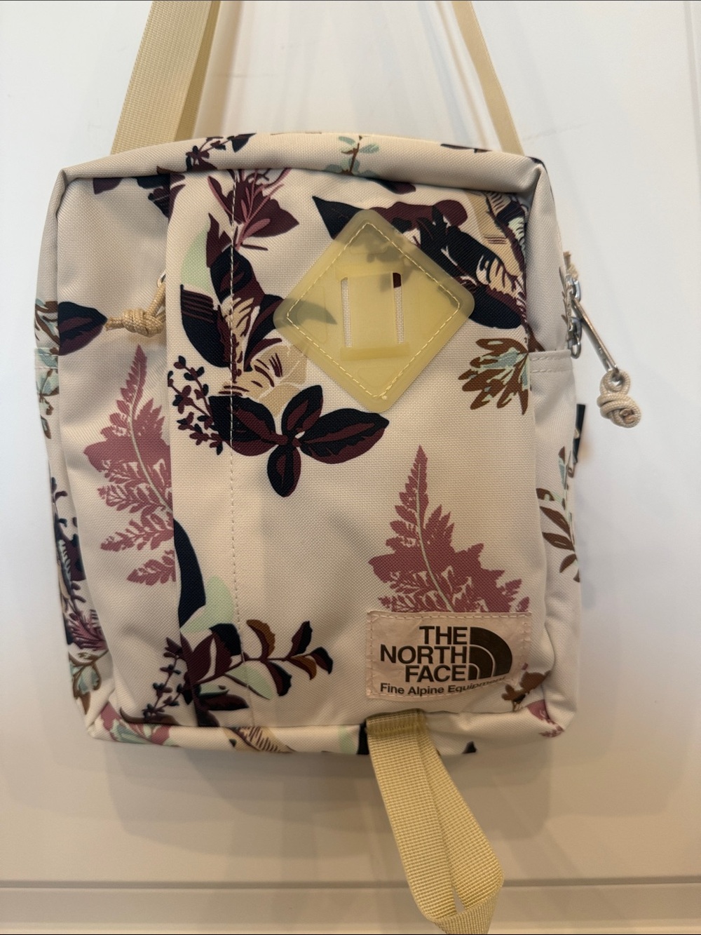 NWT The North Face Berkeley Crossbody White Dune Leaf - Picture 2 of 9